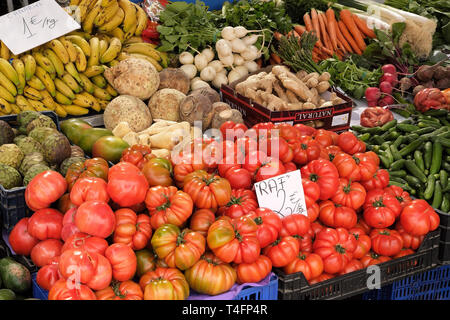 Marbella, Costa del Sol, Provinz Malaga, Andalusien, Spanien - 18. März 2019: Frisches Obst und Gemüse für den Verkauf in einem lokalen Farmers Market Stockfoto