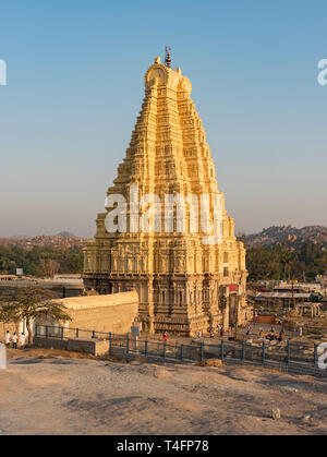 Virupaksha Temple von Hemakuta Hügel gesehen, Hampi, Indien Stockfoto