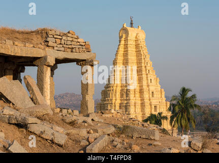 Virupaksha Temple von Hemakuta Hügel gesehen, Hampi, Indien Stockfoto