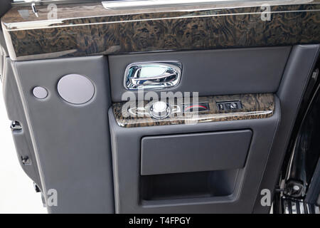 Nowosibirsk, Russland - 04.11.2019: Innenansicht des neuen eine sehr teure Rolls Royce Phantom Auto, eine lange, schwarze Limousine mit der geöffneten Tür, Steuerung Stockfoto