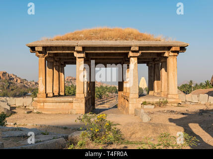 Tempel am östlichen Ende von Hampi Bazaar, Indien Stockfoto