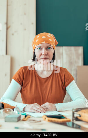 Portrait von zuversichtlich, Frau Zimmermann tragen Kopftuch bandana in kleinen Unternehmen Holzarbeiten workshop Stockfoto