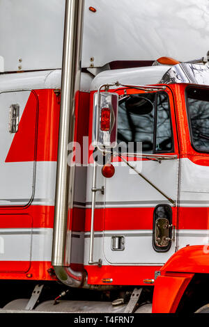 Nahaufnahme der Auspuff an der Seite eines Lkw, roter und weißer Lackierung rund um die Kabine. Stockfoto