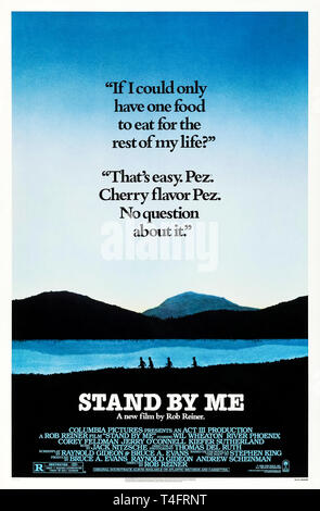 Stand By Me (1986) von Rob Reiner Regie und Hauptdarsteller Wil Wheaton, River Phoenix, Corey Feldman und Kiefer Sutherland. Das Kommen des Alters drama basierend auf Stephen King; s Novella über vier Freunde, die aus einem toten Körper zu finden. Stockfoto