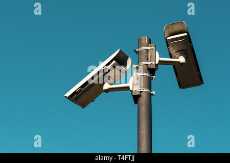 Überwachungskameras mit blauen Himmel als Hintergrund, der Überwachung und der privaten Eigentums Technologie Stockfoto