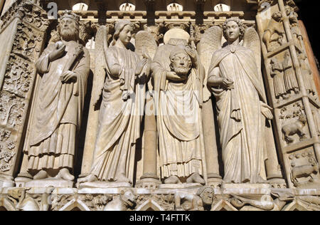 Detail der Skulpturen an der Fassade der Kathedrale Notre-Dame de Paris in Paris, Frankreich, einschließlich des Märtyrers Saint Denis seinen Kopf halten. Stockfoto