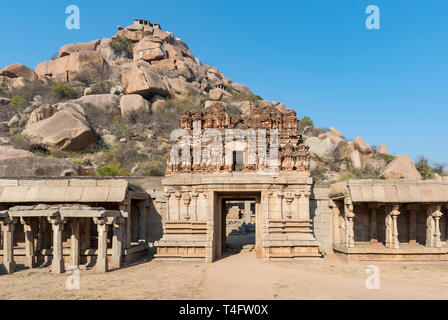 Achyutaraya Tempel mit matanga Hill, Hampi, Indien Stockfoto