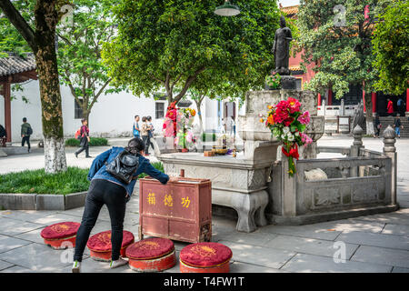 25. April 2018, Wuhan China: Chinesische Frau mit Geld zu einer Göttin Statue an buddhistischen Guiyuan Tempel in Wuhan Hubei China Stockfoto
