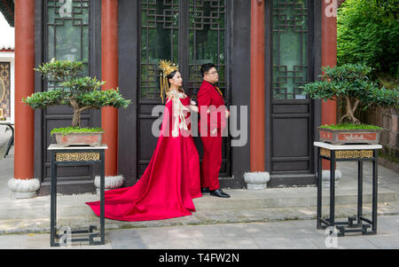 25. April 2018, Wuhan China: Chinesische Paar mit traditionellen roten Kostüme für Hochzeit Bilder in Qingchuan Pavillon in Wuhan China posing Stockfoto