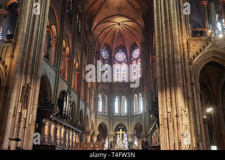 Notre Dame de Paris, Innenansicht, Apsis und Kruzifix Stockfoto