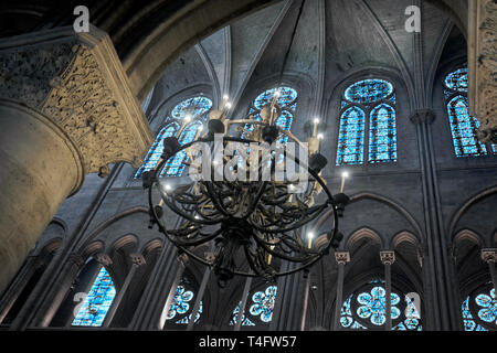 Notre Dame de Paris, Innenansicht, Kronleuchter und Mosaik windows Stockfoto