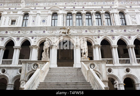 Riesen" Treppe (Scala dei Giganti) mit Statuen von Mars und Neptun, der Dogenpalast (Palazzo Ducale), Venedig, Italien, Europa Stockfoto