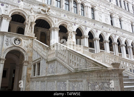 Kolossalen Marmorstatuen von Mars und Neptun, Riesen" Treppe (Scala dei Giganti), Dogenpalast (Palazzo Ducale), Venedig, Italien, Europa Stockfoto