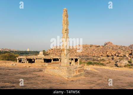 Frei stehende monolithische Spalte in Hampi, Indien Stockfoto