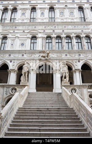 Riesen" Treppe (Scala dei Giganti), Doge's Palace Innenhof (Palazzo Ducale), Venedig, Italien, Europa Stockfoto