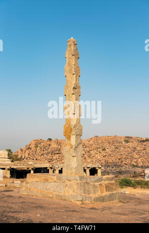 Frei stehende monolithische Spalte in Hampi, Indien Stockfoto