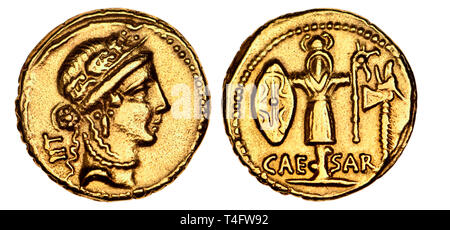 Römische Imperatorial Gold Aureus von Julius Caesar (Nachbau). 48-47 BC. Vorderseite: Weiblicher Kopf, wahrscheinlich der Venus. Rückwärtsgang: Trophäe der Gallischen Waffen Stockfoto