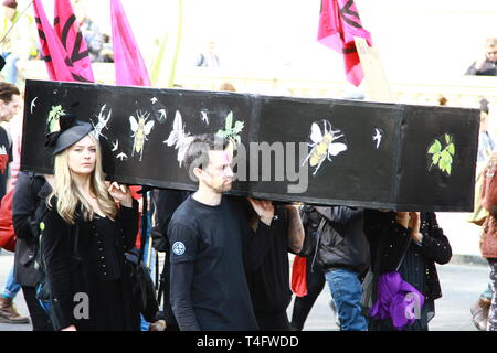 Aussterben REBELLION DEMONSTRATION IN LONDON AM 15. APRIL 2019. Menschen tragen einen Sarg mit Bildern von Wildtieren auf der Sarg mit der Darstellung der Tod vieler Arten, die in der natürlichen Welt. Klimawandel. Umwelt. Erhaltung. Umweltverschmutzung. Grün. Die globale Erwärmung. Stockfoto