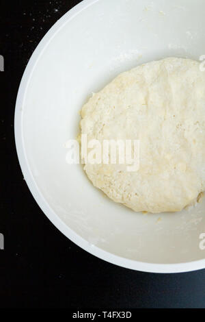 Raw gemischt Teig in eine Schüssel liegt Stockfoto