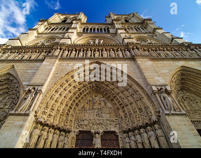 Die Kathedrale Notre Dame de Paris, Frankreich. Winter blauer Himmel mit einigen Wolken. In der Nähe Aussicht, oben zu schauen. Stockfoto