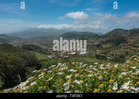 Atemberaubende Aussicht auf die Berge und die Landschaft über Frühling Blumen westlich bis zur Küste im Parque Rural de Anaga Park, TF-12 Straße Teneriffa, Spanien Stockfoto