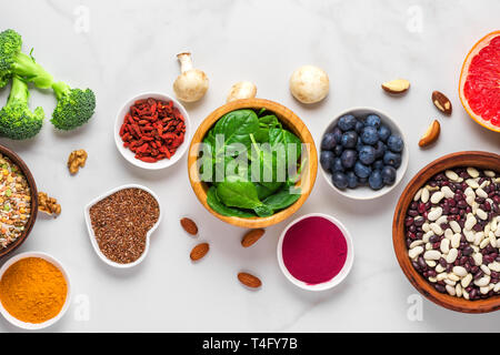 Superfoods wie Gemüse, Acai, Kurkuma, Früchte, Beeren, Pilze, Nüsse und Samen. Gesunde vegane Ernährung, oben flach Stockfoto