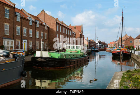 Vintage Lastkähne günstig neben dem Beck (Kanal) durch die Stadt Häuser im Frühjahr in Beverley, Yorkshire, UK flankiert. Stockfoto