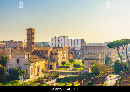 Rom, Italien die Skyline der Stadt mit Sehenswürdigkeiten Kolosseum und Forum Romanum Blick vom Palatin. berühmten Reiseziel in Italien Stockfoto