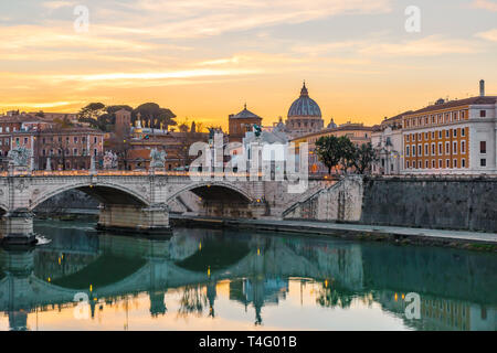 Rom, Italien. Vatikan Kuppel von St. Peter Basilika oder San Pietro und Sant'Angelo Brücke über den Tiber bei Sonnenaufgang Stockfoto