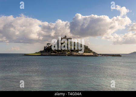 Die schönen und malerischen Insel St. Michaels mount Marazion Cornwall UK Europa im schönsten Sonnenschein und blauer Himmel mit weißen Wolken Puffy. Stockfoto