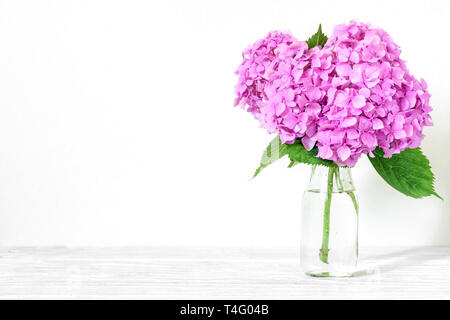 Noch immer leben mit einem schönen Blumenstrauß rosa Hortensie Blumen. Urlaub oder Hochzeit Hintergrund. Grußkarte Stockfoto