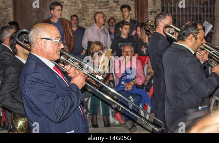 Murcia, Spanien, 14. April 2019: Musikern und marschieren entlang der Nazarener auf einer Parade in der Palmsonntagsprozession. Stockfoto