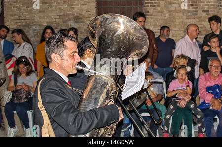 Murcia, Spanien, 14. April 2019: Musikern und marschieren entlang der Nazarener auf einer Parade in der Palmsonntagsprozession. Stockfoto