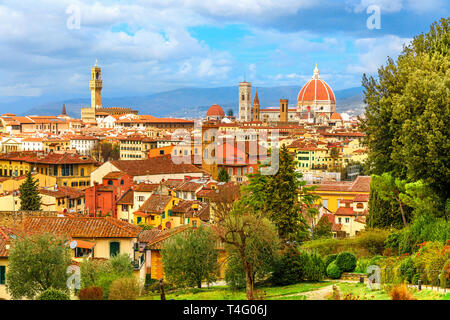 Schöne Stadtbild Skyline von Florenz mit der Kathedrale und Torre di Arnolfo, Toskana, Italien im sonnigen Tag Stockfoto