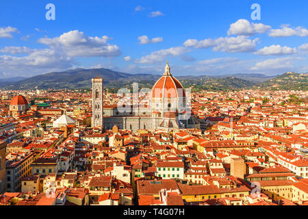 Panoramablick auf Florenz und den Dom Santa Maria del Fiore in Florenz, Italien mit orangefarbenen Dächern Stockfoto