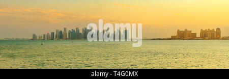 Banner Landschaft von Doha West Bay Skyline mit luxuriösen Resort Hotel in der Dämmerung Himmel von Porto Arabien, wichtigsten Hafen Der Pearl-Qatar in Doha City Stockfoto