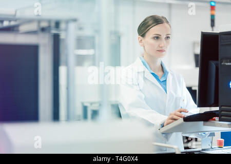 Techniker, die Fertigung in der Elektronik Werk Stockfoto