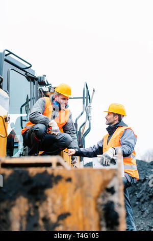 Vorarbeiter, Mitarbeiter im Tagebau Grube Richtung Stockfoto