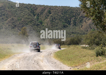 4x4 Off-Road-Fahrzeuge fahren auf staubige Straße, Hells Gate Nationalpark, Kenia Stockfoto