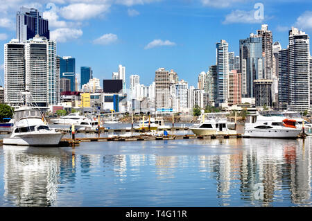 Moderne Stadt - Wolkenkratzer und Luxusyachten mit Wasser Reflexion - Panama City Stockfoto