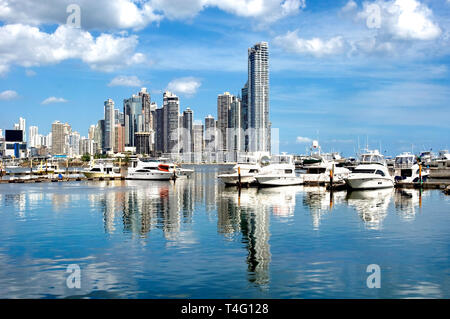 Luxus Yachten vor dem Hintergrund der Wolkenkratzer mit Wasser Reflexion - Panama City Stockfoto