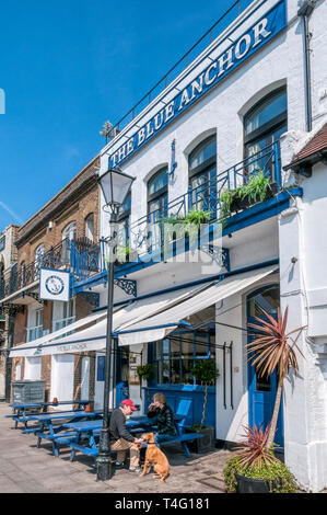 Ein paar und Ihren Hund außerhalb des Blauen Anchor Pub sitzen, untere Mall, Hammersmith. Stockfoto