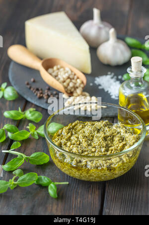 Zutaten für Pesto auf den schwarzen Stein board Stockfoto