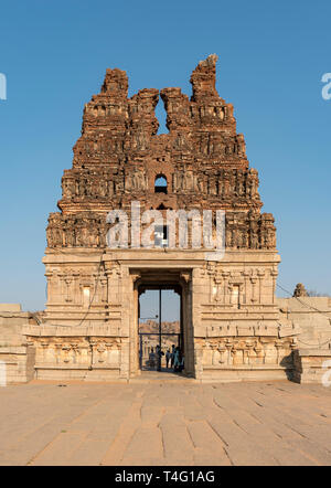 Vijaya Vitthala temple Eingangsturm, Hampi, Indien Stockfoto