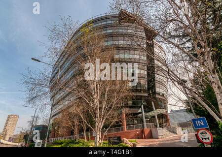 Die Lade Bürogebäude in die Talgarth Road, neben der Hammersmith-überführung, wurde von Ralph Erskine konzipiert. Wie ähnlich eines Schiffsrumpfes beschrieben. Stockfoto