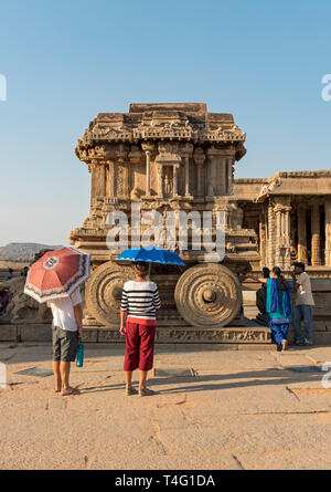 Stein wagen - Garuda Heiligtum - bei Vijaya Vitthala Temple, Hampi, Indien Stockfoto