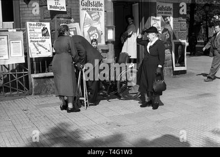 Allgemeine Wahlen zum Deutschen Bundestag 1953 - Wahllokal in Frankfurt | Verwendung weltweit Stockfoto