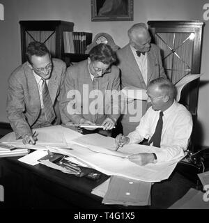 Allgemeine Wahlen zum Deutschen Bundestag 1953 - Beamte, die Auszählung der Stimmen in Bayern | Verwendung weltweit Stockfoto