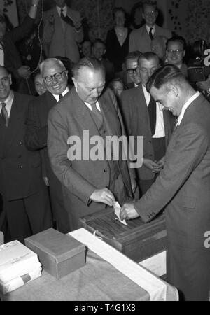 Allgemeine Wahlen zum Deutschen Bundestag 1953 - Bundeskanzler Konrad Adenauer seine Stimme in Rhoendorf | Verwendung weltweit Casting Stockfoto