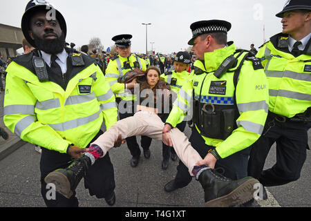 Ein Demonstrator ist während des zweiten Tages der Auslöschung Rebellion Protest auf der Waterloo Bridge in London festgenommen. Stockfoto